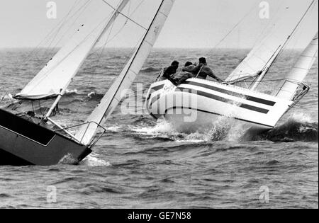 AJAX-NEWS-FOTOS. 1979.SCHEVENINGEN, HOLLAND. -EINE HALBE TONNE WM - LÖSUNGEN (L-R) UND SMIFFY KOMMEN, UM DIE WETTER-MARKE. FOTO: JONATHAN EASTLAND/AJAX REF: HDD / YAR 1 2TON79 SOLU SMIFFY) Stockfoto