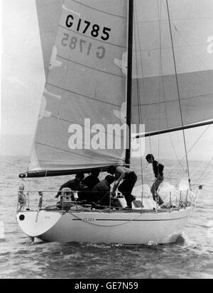 AJAX-NEWS-FOTOS. 19. JULI 1974. TORQUAY, ENGLAND. -1 TONNE WELTMEISTERSCHAFTEN - ELIZA, HEIßER FAVORIT DER DEUTSCHEN MANNSCHAFT AUF DER OLYMPIASTRECKE. AUF DIE HALBE MARK WURDE DIE YACHT AUS 35 YACHTEN 9. GELEGT. FOTO: JONATHAN EASTLAND/AJAX REF: HDD/YA/1974/ELIZA/EINE TONNE Stockfoto