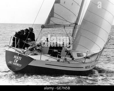 AJAX-NEWS-FOTOS. 1974. TORBAY, ENGLAND. -EINE TONNE WELTCUP WM WELTMEISTERSCHAFT - HATI IV, EINER DER DREI NEUSEELAND YACHTEN IM WETTBEWERB AN DER VERANSTALTUNG IN TORBAY IN LICHT AIRS AUF DER KREUZ DIE KÜSTENFISCHEREI OLYMPIASTRECKE ABGEBILDET. FOTO: JONATHAN EASTLAND/AJAX REF: HDD/WPX/YA/HATI IV/1974 Stockfoto