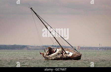 AJAXNETPHOTO. SEPT. 2009. SOUTHAMPTON, ENGLAND - YACHT IN DER NÄHE VON HAMBLE PUNKT AUF GRUND GELAUFEN. FOTO: JONATHAN EASTLAND/AJAX REF: 91609 3057 Stockfoto