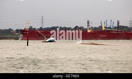 AJAXNETPHOTO.  SEPT. 2009. SOUTHAMPTON, ENGLAND - CRUISING YACHT AUF GRUND ON BANK AM EINGANG ZUM HAMBLE RIVER. FOTO: JONATHAN EASTLAND/AJAX REF: 91609 3063 Stockfoto