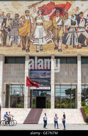 Das Mosaik Wandbild über dem Eingang in das nationale historische Museum am Skanderbeg-Platz, Tirana, Albanien Stockfoto