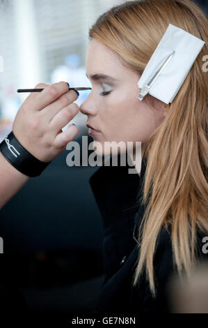 Modell mit Haar- und Make-up Geschehenzu Fashionweek backstage Stockfoto