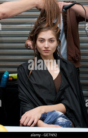 Modell mit Haar- und Make-up Geschehenzu Fashionweek backstage Stockfoto