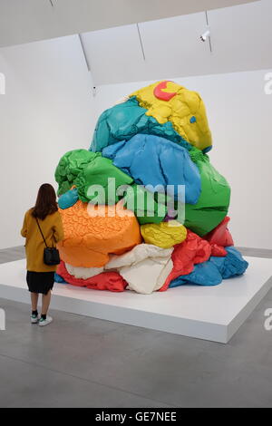 Frau Jeff Koons 'Play Doh' Sulpture Hirsts Newport Galerie anzeigen Stockfoto