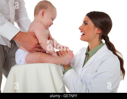 Ein Foto von weiblichen Kinderarzt untersuchen Babyjungen durch Vater Seitenansicht glücklich Arztes Überprüfung Kleinkind statt Stockfoto