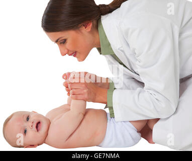 Ein Foto des weiblichen Kinderarzt spielen mit Kleinkind Arzt wird Hand in Hand von Baby jungen glücklich sie sind isoliert Stockfoto