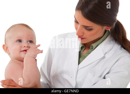 Ein Foto der Prüfungsabteilung jungen weiblichen Kinderarzt Arzt Überprüfung niedlichen Kleinkind sind sie isoliert auf weißem Hintergrund Stockfoto