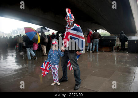 Vater und Tochter verkleidet für das Jubiläum auf der southbank Stockfoto