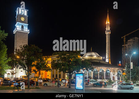 Der Uhrturm und der Et'hem-Bey-Moschee in der Nacht auf Skanderbeg-Platz, Tirana, Albanien Stockfoto