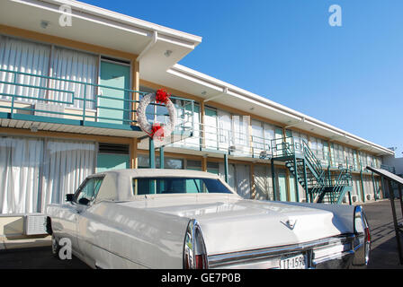 Unter den Kranz, der die Stelle markiert, wo Martin Luther King erschossen wurde und getötet im Lorraine Motel, Memphis, geparkte Autos. Stockfoto