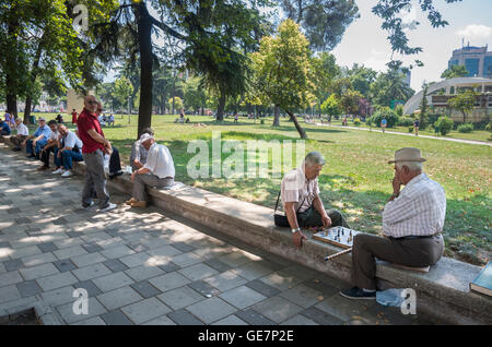 Spielen Sie Schach, ein beliebter Zeitvertreib in Albanien, am Rande des Rinia Park, Zentrum von Tirana, Albanien, Stockfoto