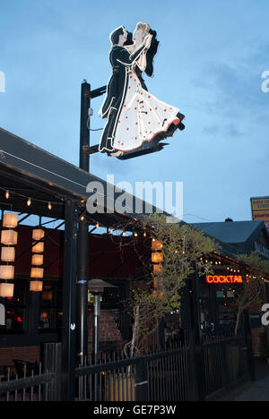 Die beiden Standardtänzer sind eine bekannte Sehenswürdigkeit in Fremont, Seattle, tanzen über den Ballsaal, eine lokale Lounge und Nachtclub. Stockfoto