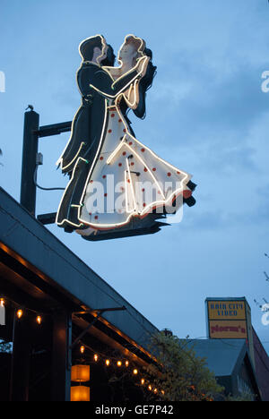 Die beiden Standardtänzer sind eine bekannte Sehenswürdigkeit in Fremont, Seattle, tanzen über den Ballsaal, eine lokale Lounge und Nachtclub. Stockfoto