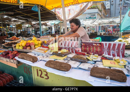 Stall zu verkaufen, Tabakerzeugnisse und verwandte Erzeugnisse in die Pazari ich Ri, Zentralmarkt, in Tirana, Albanien Stockfoto