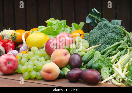 Gruppe von frischem Obst und Gemüse auf Tisch Stockfoto