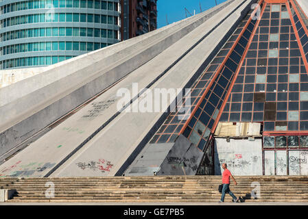 Die Pyramide, ursprünglich als Mausoleum und Museum an den Coummunist Diktator Enver Hoxha, jetzt verfallen, Tirana, Albanien, bauen Stockfoto