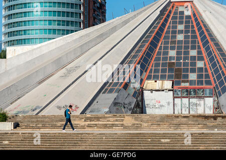 Die Pyramide, ursprünglich als Mausoleum und Museum an den Coummunist Diktator Enver Hoxha, jetzt verfallen, Tirana, Albanien, bauen Stockfoto