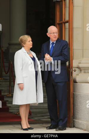 Minister für Justiz Frances Fitzgerald und Minister für auswärtige Angelegenheiten Charlie Flanagan warten auf die Ankunft des französischen Präsidenten Stockfoto