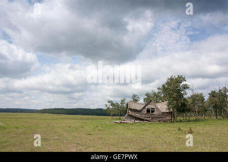 verlassenes Holzhaus in der Nähe von Victoire Saskatchewan Kanada zusammengebrochen Stockfoto