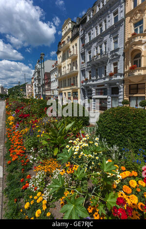 Riverside Walk mit Geschäften, Hotels und Restaurants, Karlovy Vary, Westböhmen, Tschechien Stockfoto