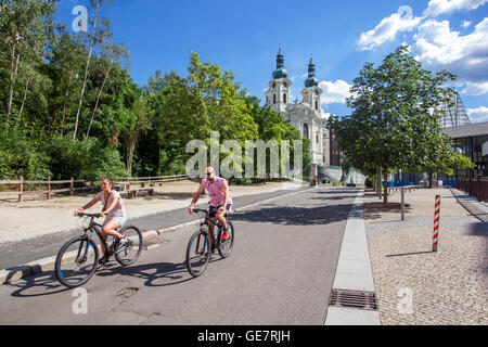 Die Menschen fahren mit dem Fahrrad, Die Touristen mit dem Fahrrad, Karlsbad, Tschechien Stockfoto