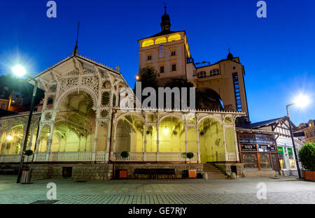 Karlovy Vary Lazenska Straße und Kolonnade, Burgturm, Karlovy Vary Tschechische Republik Stockfoto