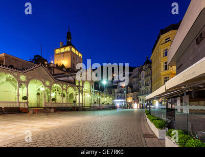 Lazenska Straße und Kolonnade, Schlossturm, Karlovy Vary, Westböhmen, Tschechien Stockfoto