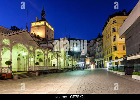 Lazenska Straße und Kolonnade, Schlossturm, Karlovy Vary, Westböhmen, Tschechien Stockfoto