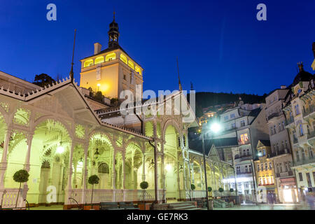 Lazenska Straße und Kolonnade, Schlossturm, Karlovy Vary, Westböhmen, Tschechien Stockfoto