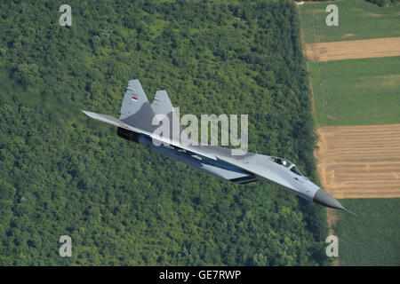 Serbische Luftwaffe Mikojan-Gurewitsch MiG-29 (NATO-Code: Fulcrum) multi-Role Kampfjet-Abfangjäger im Flug über Serbien Stockfoto