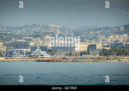 Blick auf die Stadt Cannes und dem alten Hafen. Côte d'Azur, Cannes, Frankreich Stockfoto