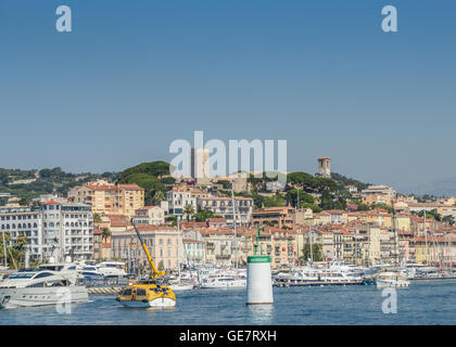 Blick auf die Stadt Cannes und dem alten Hafen. Côte d'Azur, Cannes, Frankreich Stockfoto