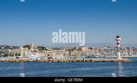 Blick auf die Stadt Cannes und dem alten Hafen. Côte d'Azur, Cannes, Frankreich Stockfoto