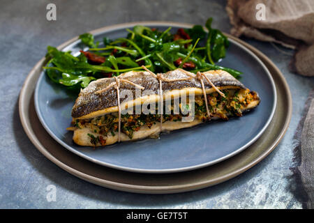 Gefüllter Seebarsch mit Salat Stockfoto