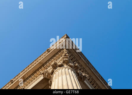 Eine Ecke einer korinthischen Säule in den Himmel zu erreichen Stockfoto