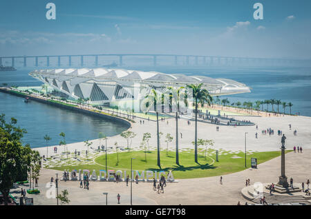 Rio De Janeiro, Brasilien - 6. März 2016: Zeichen Buchstaben Olympiastadt vor dem Museu do Amanhã und VLT Carioca - leichte Veh Stockfoto