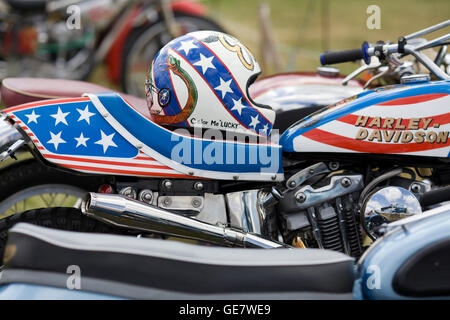 Stars And Stripes Motorradhelm auf einer Harley Davidson Motorrad Stockfoto