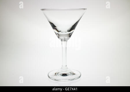 Leere Martini-Glas auf dem weißen Hintergrund Stockfoto