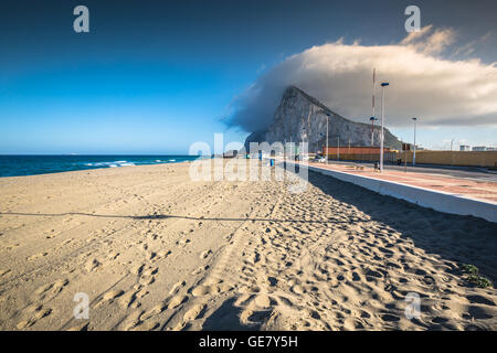 Der Felsen von Gibraltar bis zum Strand von La Linea, Spanien Stockfoto