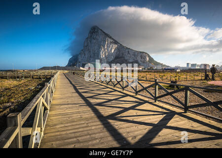 Der Felsen von Gibraltar bis zum Strand von La Linea, Spanien Stockfoto