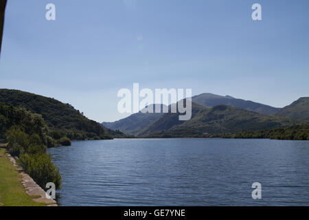 Der Blick der Snowdon von geschleppt Dampfzug auf Llanberis Lake Railway auf einem strahlend blauen Himmel Sommertag Stockfoto