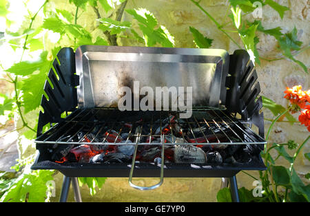 Eine leere BBQ zeigen die glühenden Kohlen Aufheizen fertig zu kochen anfangen Stockfoto