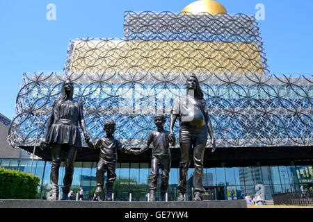 Die Library of Birmingham mit A Real Birmingham Familie Statue im Vordergrund im Centenary Square, Birmingham, England, UK. Stockfoto