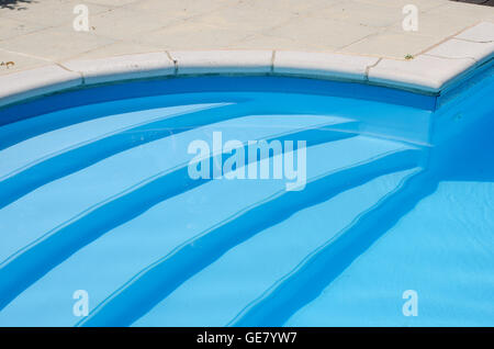 Stufen hinunter in einen inländischen pool Stockfoto