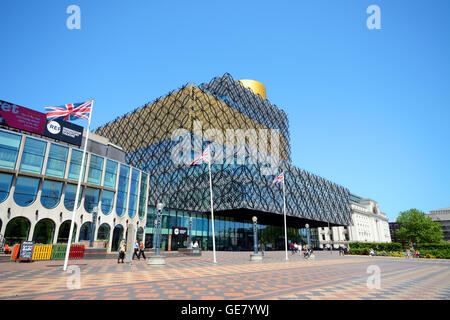 Vorderansicht der Library of Birmingham mit dem Rep auf der linken Seite in Centenary Square, Birmingham, England, Vereinigtes Königreich, Europa. Stockfoto