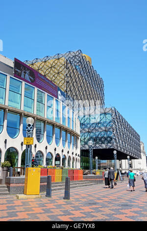 Blick von der Birmingham Repertory Theatre mit der Bibliothek nach hinten in Centenary Square, Birmingham, England, Vereinigtes Königreich, Europa. Stockfoto