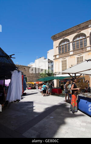Manacor Markthändler und Käufer an einem warmen und sonnigen Sommertag am 18. Juli 2016 in Palma De Mallorca, Balearen, Spanien Stockfoto