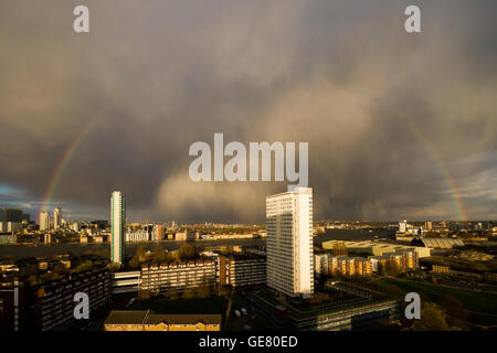 Ein massive bunten Regenbogen bricht bei einem Gewitter über Hochhaus Wirtschaftsgebäude in Süd-Ost-London, UK. Stockfoto