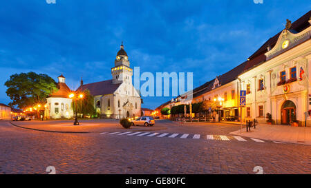 Kirche und Rathaus in den wichtigsten Platz Skalica. Stockfoto